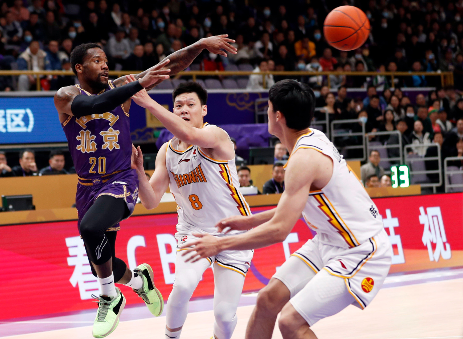 Ming迎来二十赛季出色发挥，快船观众热烈欢呼！赛场气氛高涨